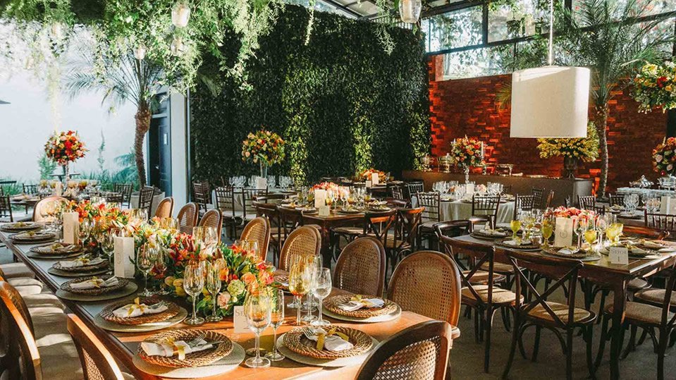 Recepção de casamento com mesas preparadas